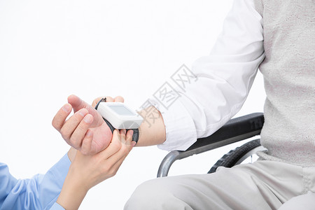 护士为老人测量血压高清图片