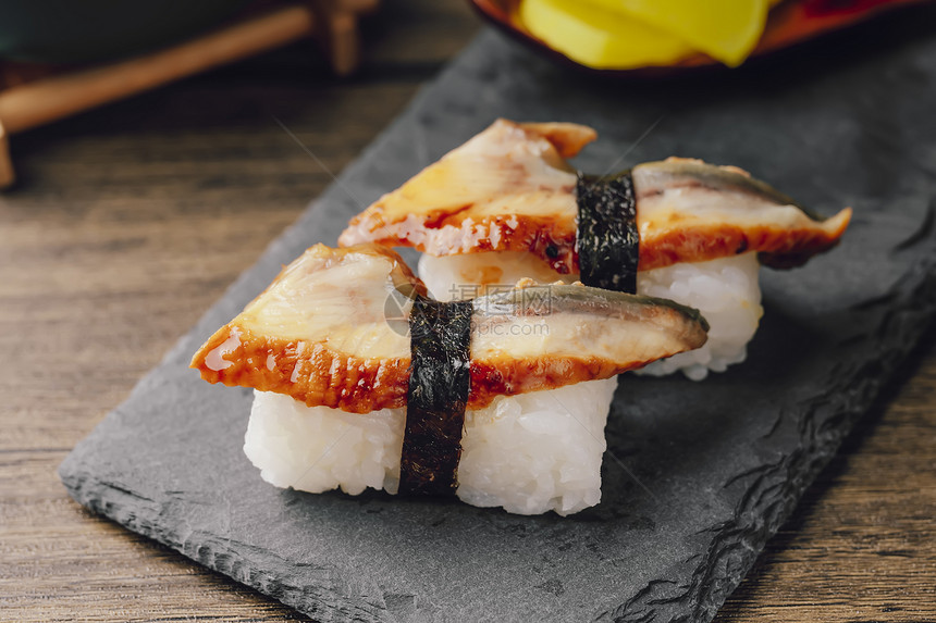 木桌上的鳗鱼寿司单品图片