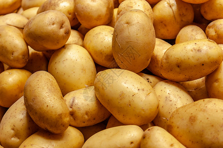 超市货架上的土豆食品高清图片素材