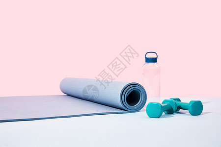 粉色背景前健身锻炼的器材高清图片