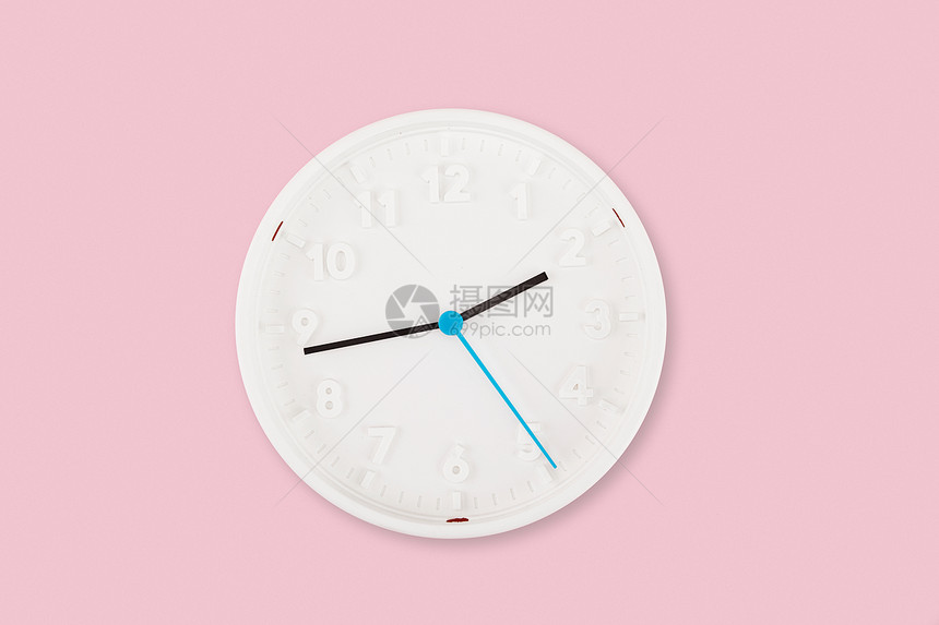 粉色背景上的白色时钟图片