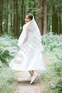 回眸的人物在森林里奔跑的新娘背景