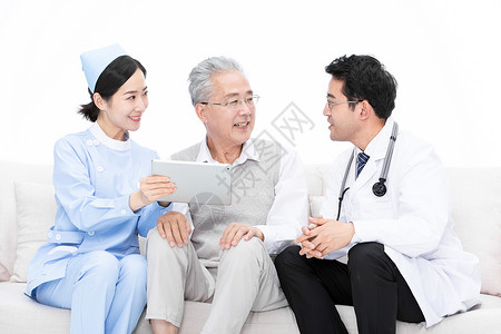 医生和护士关怀老人老年健康高清图片素材