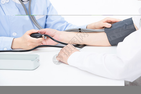 高血压素材护士给老人测血压特写背景