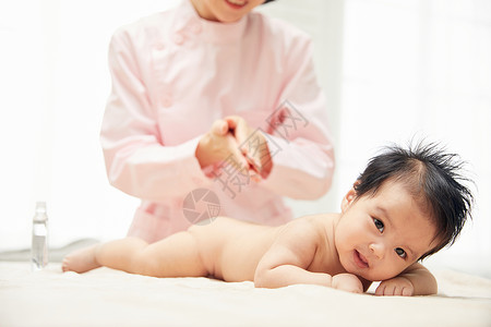 护工给婴儿宝宝按摩月子中心高清图片素材