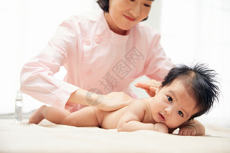 护工给宝宝按摩中国人高清图片素材