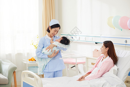 高档月子中心护工抱着婴儿高清图片