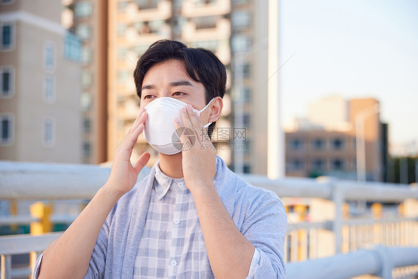 户外佩戴口罩防护的男性图片