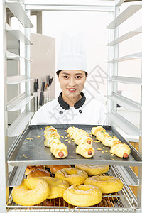 女性烘焙师烘烤面包图片