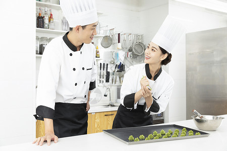 面包师培训烘焙培训学院老师教学生制作饼干糕点背景