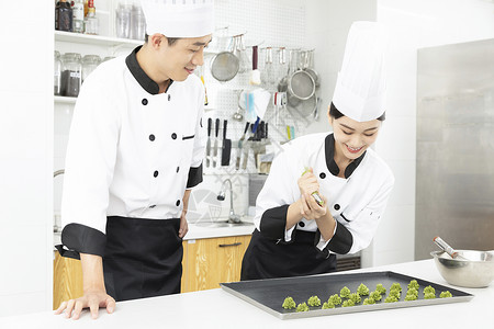 面包师培训烘焙培训学院老师教学生制作饼干糕点背景