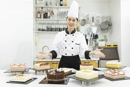 糕点师展示生日蛋糕甜食高清图片素材