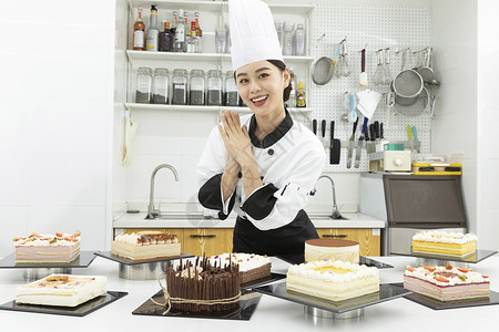 糕点师展示生日蛋糕美女高清图片素材