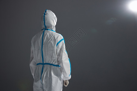 宣传素材黑暗穿着防护服的医护人员背影背景