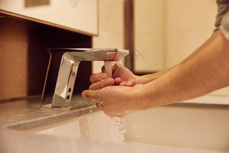 男性卫生间洗手特写高清图片