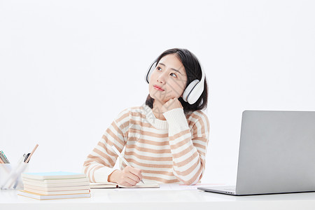 上网课思考的女大学生图片