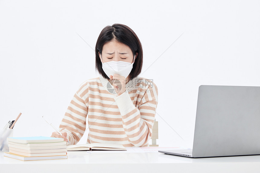 佩戴口罩上网课咳嗽的女大学生图片