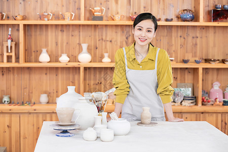 美女陶艺匠人形象背景图片