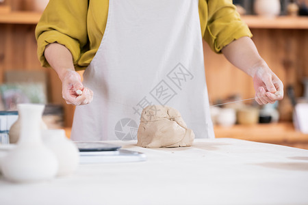 陶艺匠人手工制作陶艺品特写背景图片