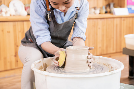 美女陶艺匠人制作陶艺品图片