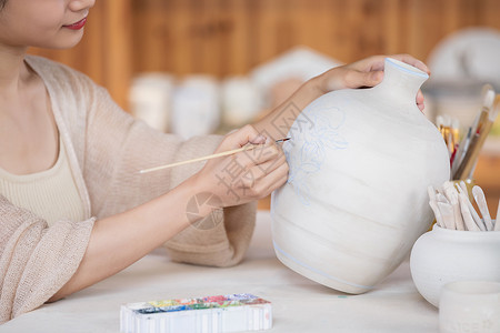 美女陶艺匠人绘制陶艺品高清图片