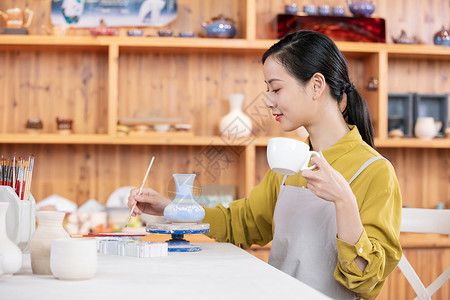 美女陶艺匠人喝茶高清图片