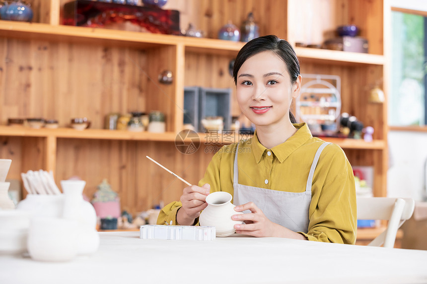 美女手工制作陶艺彩绘图片