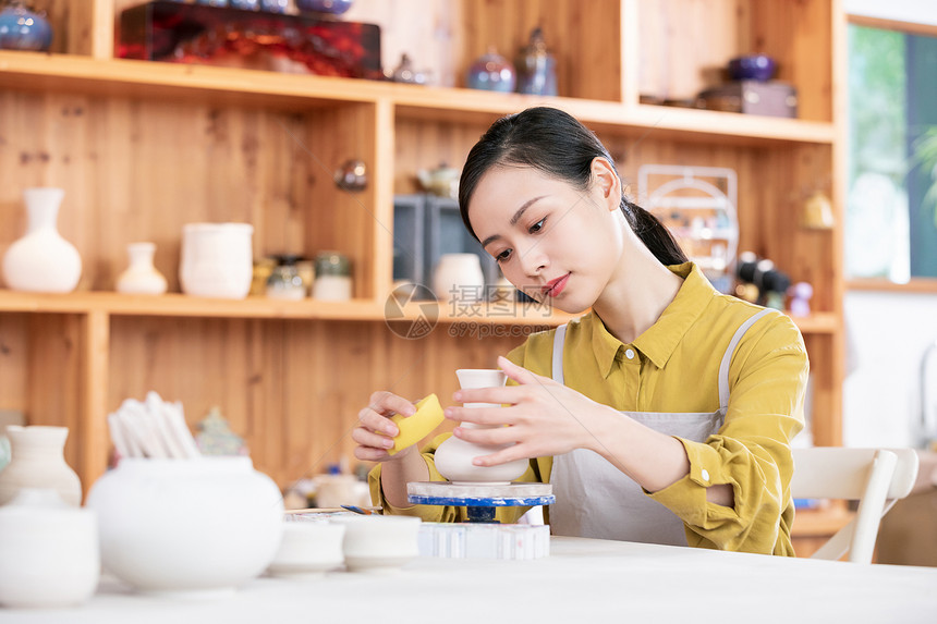 美女手工制作陶艺彩绘图片