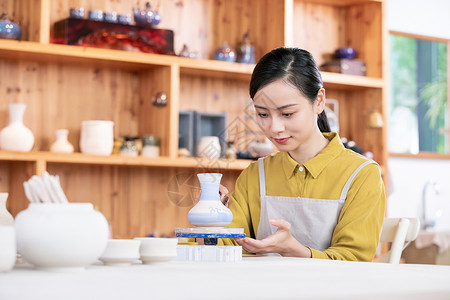 美女匠人陶艺彩绘背景图片