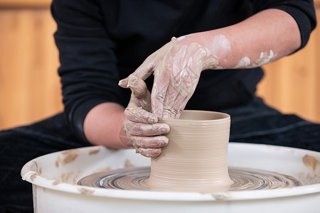 男性匠人手工制作陶艺制品特写背景图片