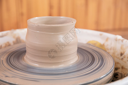手工泥陶艺拉坯机上的陶艺制品背景