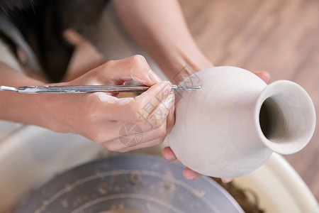 女性手工雕刻陶艺制品特写背景图片