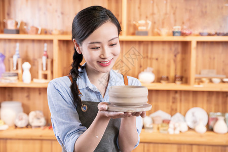 女性匠人手工制作陶艺背景图片