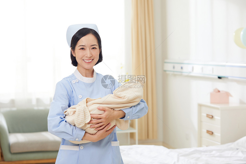 高档月子中心护工抱着婴儿形象图片