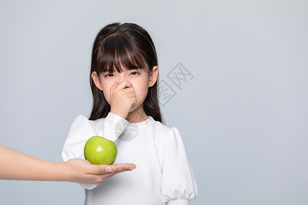 小女孩挑食不想吃水果高清图片