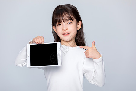小女孩拿着平板电脑高清图片