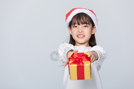 小女孩送出圣诞礼物图片