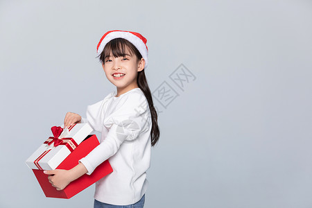 小女孩抱着圣诞礼物高清图片