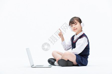 小女孩使用笔记本电脑图片素材