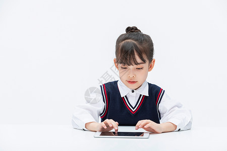 PAD小女孩在课桌前使用平板电脑背景