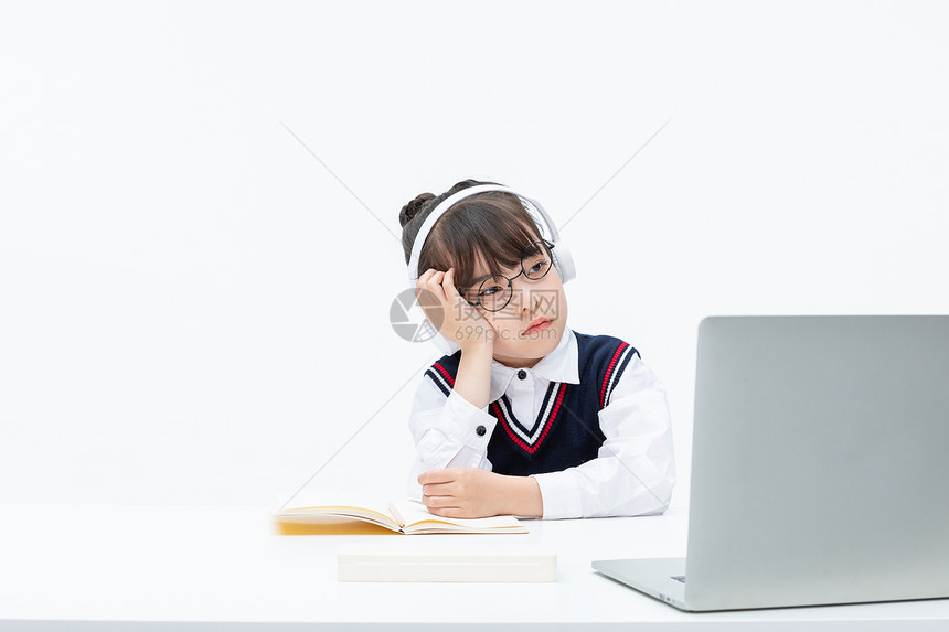 小女孩使用电脑线上学习听课思考图片