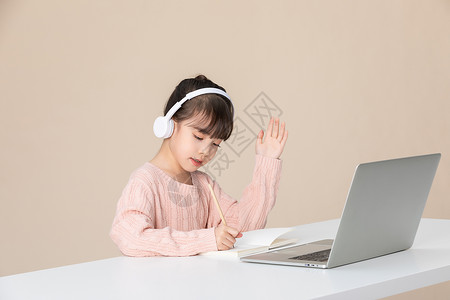 小女孩使用电脑线上学习听课举手图片