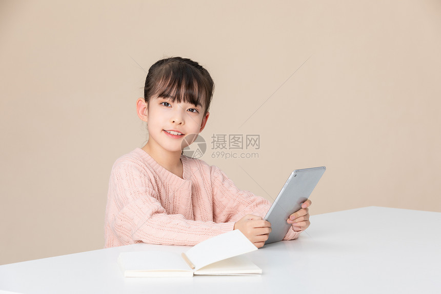 小女孩使用平板电脑线上学习听课图片
