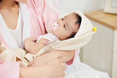 年轻妈妈抱着婴儿产后护理高清图片素材