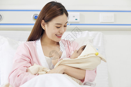 月子中心宝妈和宝宝温馨互动护理高清图片素材