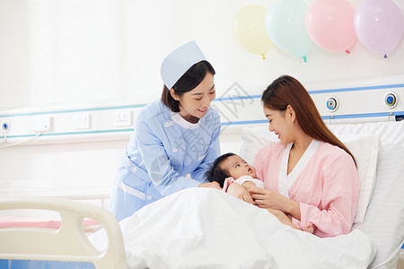 高档月子中心护工照顾婴儿和宝妈母子高清图片素材