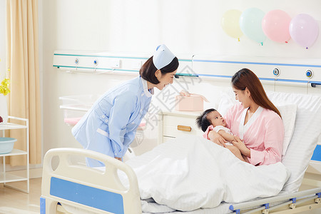 高档月子中心护工照顾婴儿和宝妈亚洲人高清图片素材