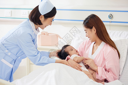 高档月子中心护工照顾婴儿和宝妈医院高清图片素材