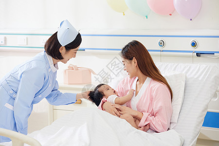 高档月子中心护工照顾婴儿和宝妈坐月子高清图片素材