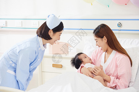 高档月子中心护工照顾婴儿和宝妈妈妈高清图片素材